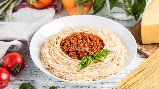 تصویر با کیفیت ماکارونی همراه با ظرف غذا و اسپاگتی