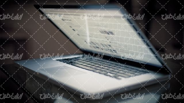 تصویر با کیفیت لپ تاپ همراه با رایانه قابل حمل و لوازم دیجیتال