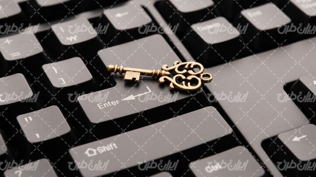 تصویر با کیفیت کیبورد همراه با صفحه کلید و کلید طلایی رنگ