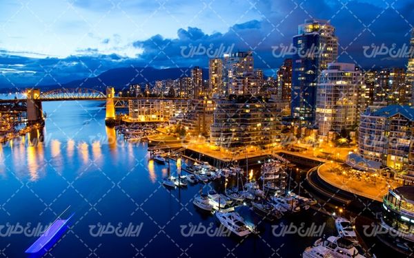 تصویر با کیفیت آسیاب بادی همراه با منظره زیبای غروب آفتاب