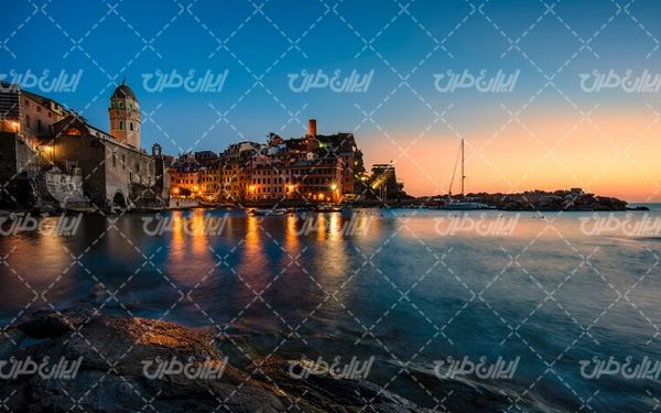 تصویر با کیفیت شهر گردشگری همراه با عکس شهر و ساختمان